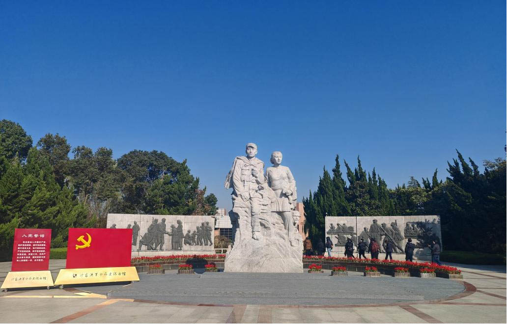 追寻红色足迹  凝聚服务初心